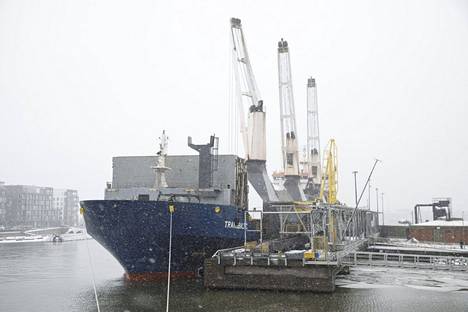 Venäläistä hiiltä on tullut myös Suomeen. Transbaltic-rahtialus Salmisaaren hiililaiturissa Helsingissä 5. huhtikuuta.