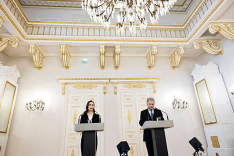 Pääministeri Sanna Marin (sd) ja presidentti Sauli Niinistö puhuivat yhteisessä tiedotustilaisuudessa 24. helmikuuta, kun Venäjä oli hyökännyt Ukrainaan. Hyökkäys sai suomalaiset kääntymään historiallisen nopeasti Suomen Nato-jäsenyyden taakse.