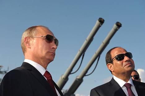 Venäjän presidentti Vladimir Putin ja Egyptin presidentti Abdel Fattah al-Sisi Sotsin laivastotukikohdassa viime vuoden elokuussa.