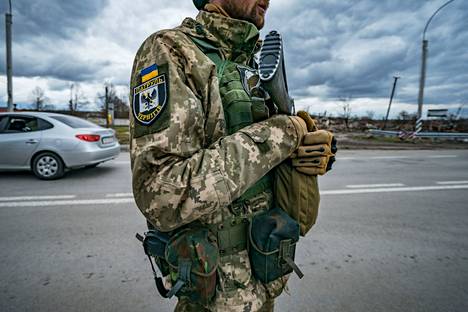 Ukrainan puolustusvoimien sotilas Tšernihivissa Pohjois-Ukrainassa. 
