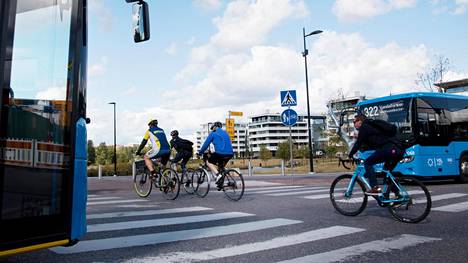 Ylikohteliaat autoilijat väistävät usein pyöräilijöitä, vaikka laki sanoo toista – Nämä neljä tärkeää sääntöä suomalaiset usein unohtavat