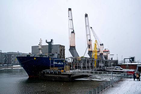 Venäjältä saapunutta kivihiililastia purettiin Salmisaaren voimalaitoksen edessä tiistaina. 
