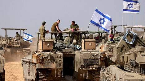 Israelin joukkoja Gazan alueen rajan liepeillä torstaina.