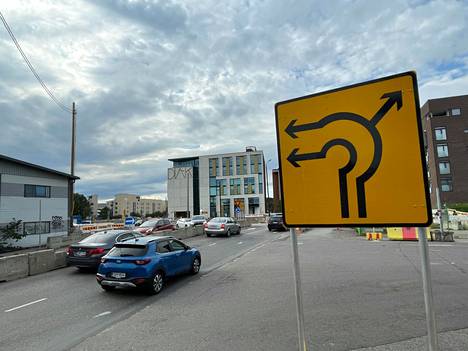 Kiertoliittymän uloskäyntejä kuvaava merkki Kyläsaaressa ei välttämättä nopealla silmäyksellä avaudu kuljettajalle, jonka täytyy seurata muuta liikennettä. 