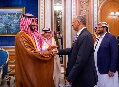 Saudi-Arabian uutistoimiston torstaina julkaisemassa kuvassa kättelevät Saudi-Arabian kruununprinssi Mohammed bin Salman (vas.) ja Jemeniä johtavaa neuvosta edustava Aidarus al-Zubaidi.