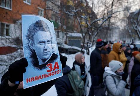 Navalnyin säätiön julkaiseman videon jälkeen ihmiset ovat kannustaneet toisiaan jalkautumaan kaduille viikonloppuna. Navalnyin kannattaja piteli maanantaina Moskovassa kylttiä, jossa lukee ”Navalnyin puolesta”.