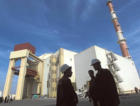Iranilaisia rakennusmiehiä seisoi Bushehrin ydinvoimalan edustalla. Ydinvoimala sijaitsee 1200 kilometriä Teheranista etelään.