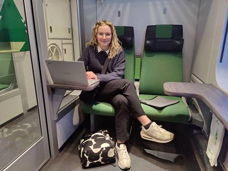 Jenna Kattelus istui Intercity 36-junassa, joka on VR:n mukaan yli viisi tuntia myöhässä alkuperäisestä aikataulusta.