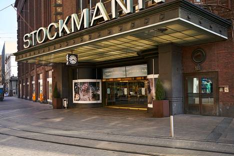 Stockmannin pääsisäänkäynnin katolla on nähty keikkoja myös aiemmin.