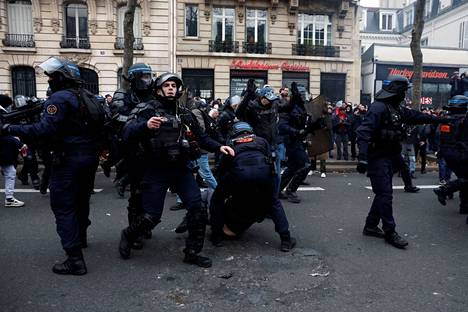 Ranskan mellakkapoliisi ja mielenosoittajat ottivat yhteen Pariisissa torstaina.