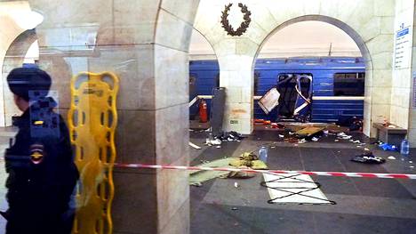 Pommi-iskussa vahingoittunut vaunu Pietari metrossa.