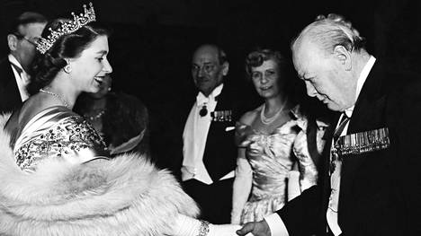 Kuningatar Elisabetilla, 93, on ollut jo 14 pääministeriä: Yhteiskuvat sotasankarista brexitin takuumieheen kertovat aikojen muuttumisesta
