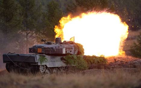 Saksan puolustusvoimien Leopard-taistelupanssarivaunuja sotaharjoituksissa lokakuussa 2022.