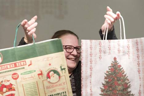 Herttoniemen joulumuoriksi itseään kutsuva Pia Villgren keräsi jo kolmatta vuotta lahjoituksia alueensa köyhille perheille ja muille vähävaraisille. Hän ei halua lahjoituksista kunniaa itselleen ja pysyttelee siksi mielummin joulupussiensa takana.