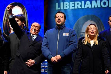 Silvio Berlusconi (vas.), Matteo Salvini ja Giorgia Meloni yhteistilaisuudessa Ravennassa tammikuussa 2020. Heidän johtamansa puolueet muodostavat oikeistopuolueiden koalition, jolle povataan voittoa sunnuntain vaaleissa.