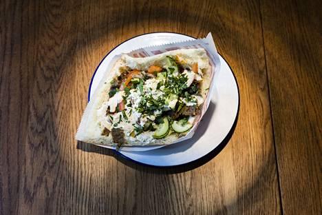 Uuden DIF Dönerin kebab osoittautui raikkaaksi ja röyhkeän runsaaksi. 