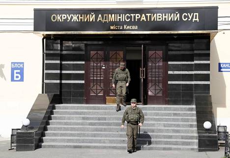 Privatbankin syytteitä puitiin oikeudessa. Kansalliskaartin sotilaita laskeutumassa oikeustalon rappusia torstaina Kiovassa.