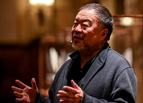 Ai Weiwei oli vangittuna muutaman kuukauden ajan vuonna 2011 kritisoituaan Kiinan johtoa. Saatuaan passinsa takaisin vuonna 2015 hän on asunut Saksan Berliinissä, Britannian Cambridgessä ja viime vuodesta lähtien Portugalin maaseudulla. 