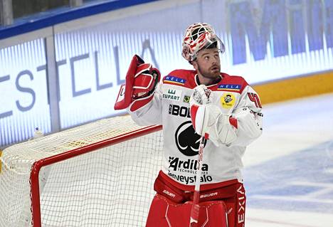 Niklas Rubinin torjuma rangaistuslaukaus auttoi Ässiä Sportia vastaan.
