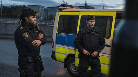Tukholmalaispoliisit Jonatan Hernandez ja Martin Marmgren tekivät keskiviikkoiltana lähtöä Solnan poliisiasemalta Rinkebyn lähiöön. Illan päätavoite oli puuttua rikollisjengien väliseen väkivaltaan.