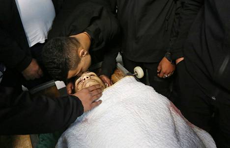 Turvallisuuslähteet vahvistivat Mahdi Hashashin, 15, kuolleen Joosefin haudalla Israelin armeijan tulitukseen. Ruumis tuotiin samana päivänä Nablukseen muistotilaisuuteen. 