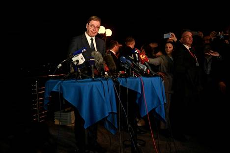 Serbian presidentti Aleksandar Vučić puhui lehdistötilaisuudessa neuvottelujen kariuduttua.