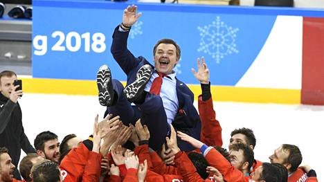 Venäjän olympiaurheilijat lauloivat kiellettyä kansallislauluaan olympiahymnin päälle palkintojenjaossa