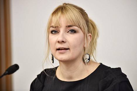 Kirjailija Laura Gustafsson Helsingin kirjamessuilla 2017.