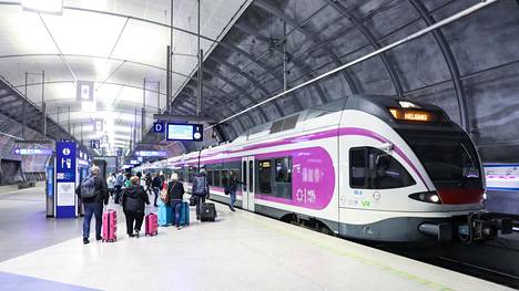 Koronavirus | Intiasta saapuneet marjan­poimijat matkustivat kolmella junalla Helsingistä Kolariin, joukossa oli yksi korona­positiivinen – ”Tässä on edellytykset isoonkin altistumiseen”