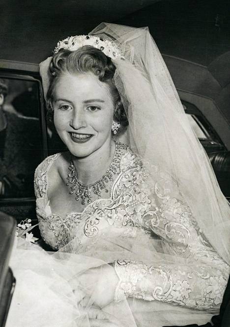 Kruunajaisten hovineitona toiminut Lady Anne Coke hääpäivänään keväällä 1956.