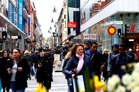 Design- ja bränditoimisto Kuudennen tekemän tutkimuksen mukaan ruotsalaisilla on suomalaisia sallivampi suhde kuluttamiseen eikä siitä podeta huonoa omatuntoa. Kulutus ei vähene vaan muuttaa muotoaan. Kuvassa shoppailijoita Drottninggatanilla Tukholmassa toukokuussa.