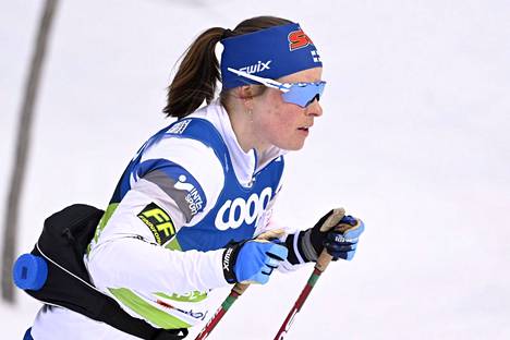 Krista Pärmäkoski hiihtää naisten sprinttiviestissä.