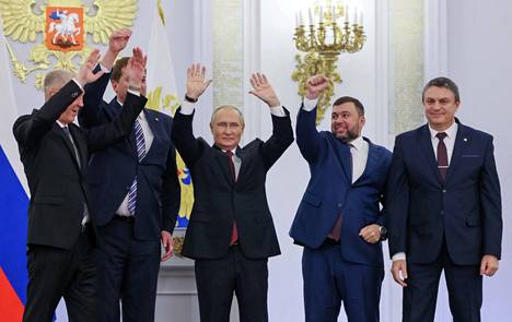 Venäjän presidentti Vladimir Putin allekirjoitti perjantaina sopimukset Ukrainalta miehitettyjen alueiden liittämiseksi osaksi Venäjää. Putin ja Donetskin, Luhanskin, Hersonin ja Zaporižžjan nukkehallintojen edustajat huudattivat lopuksi yleisöä.