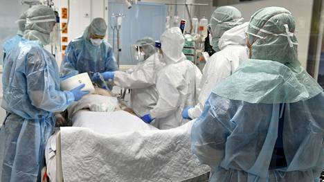 Tehohoidossa olevaa koronaviruspotilasta käännettiin Seinäjoen keskussairaalassa 2. joulukuuta 2021.