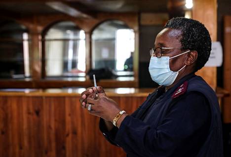 Terveydenhuollon työntekijä valmisteli koronarokotetta Johannesburgissa joulukuun alussa.