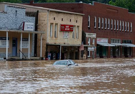 Auto upposi tulvaan Garrettin kylässä Kentuckyssa torstaina. 