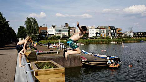 Vessapaperia asfalttiin, robottiveneitä kanaaleihin ja nurmikkoa parkkiruutuihin: Amsterdam on tulevaisuuden kaupungin esikuva