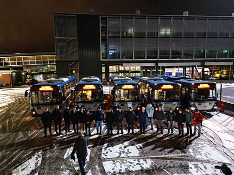 В среду первые пять автобусов компании Koivisto отправились из Финляндии в Украину. Фото: Koiviston Auto