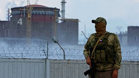  Venäläinen sotilas seisoi vartiossa Zaporižžjan ydinvoimalan lähellä 4. elokuuta.