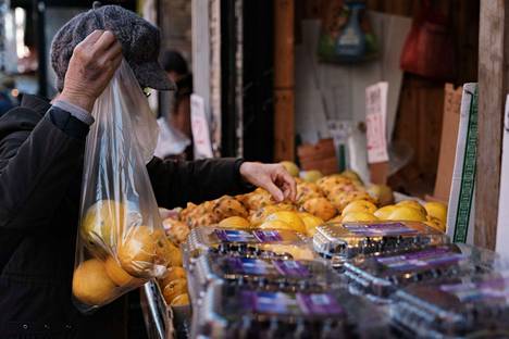 Tuoreen raportin mukaan terveellisten hedelmien ja kasvisten kulutus on liian vähäistä etenkin matalan tulotason maissa. Kuvassa ihmisiä ruokaostoksilla New Yorkissa marraskuussa.