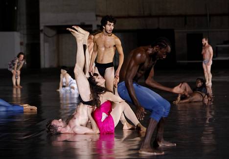 10 000 Gestures -esityksessä tanssijat tekevät 10­000 erilaista liikettä. Kuva on Berliinin Volksbühne-teatterista.