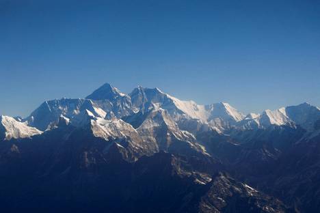 Mount Everestillä kuolee joka vuosi vuorikiipeilijöitä.