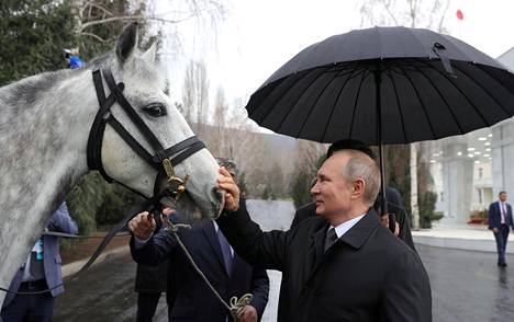 Vladimir Putin vierailulla Kirgisiassa. Hänen mukanaan arvellaan kuljetettavan gps-häirintälähetintä.