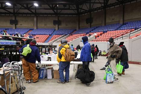 Asunnottomat kerääntyivät Louisvillessa, Kentuckyssa paikalliselle urheiluareenalle pitämään suojaa. Broadbent-areenasta on tehty asunnottomien suoja poikkeuksellisen kylmän sään takia.