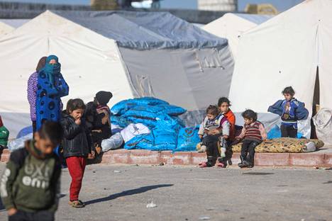 Maanjäristys teki monista syyrialaisista kodittomia. Jindayrisin kaupungin lähellä ihmisille tarjotaan telttamajoitusta.