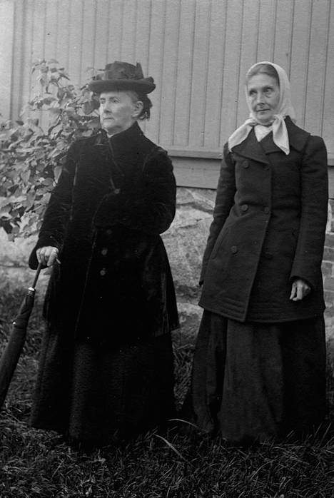 Marie Ahlqvist ja palvelija Kaisu Hiitolin Värtsilässä vuonna 1904. – Ahlqvistien suorittajaportaan taustalla vaikutti tärkeä naisten maailma, josta historian lehdille jäi vähäinen jälki. 