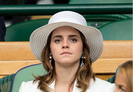 Emma Watson kuvattuna Wimbledonin tennisturnauksessa kesällä 2018.