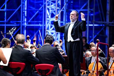 Riccardo Chailly ja La Scalan orkesteri valmistautuvat Modest Musorgskin Boris Godunov -oopperan esityksiin protesteista huolimatta. Kuva Milanossa kesäkuussa pidetystä konsertista.