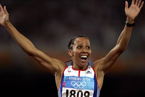 Kelly Holmes tuuletti naisten 800 metrin finaalin jälkeen olympiakultaa Ateenan kesäolympialaisissa vuonna 2004. 