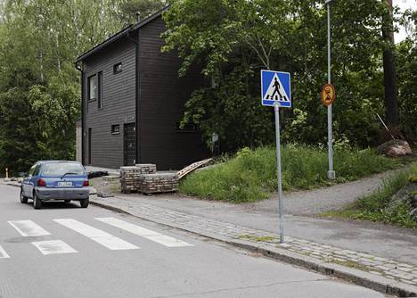 Oulunkylän Hirsipadontielle rakennettu talo katkaisee jalkakäytävän yllättäen.
